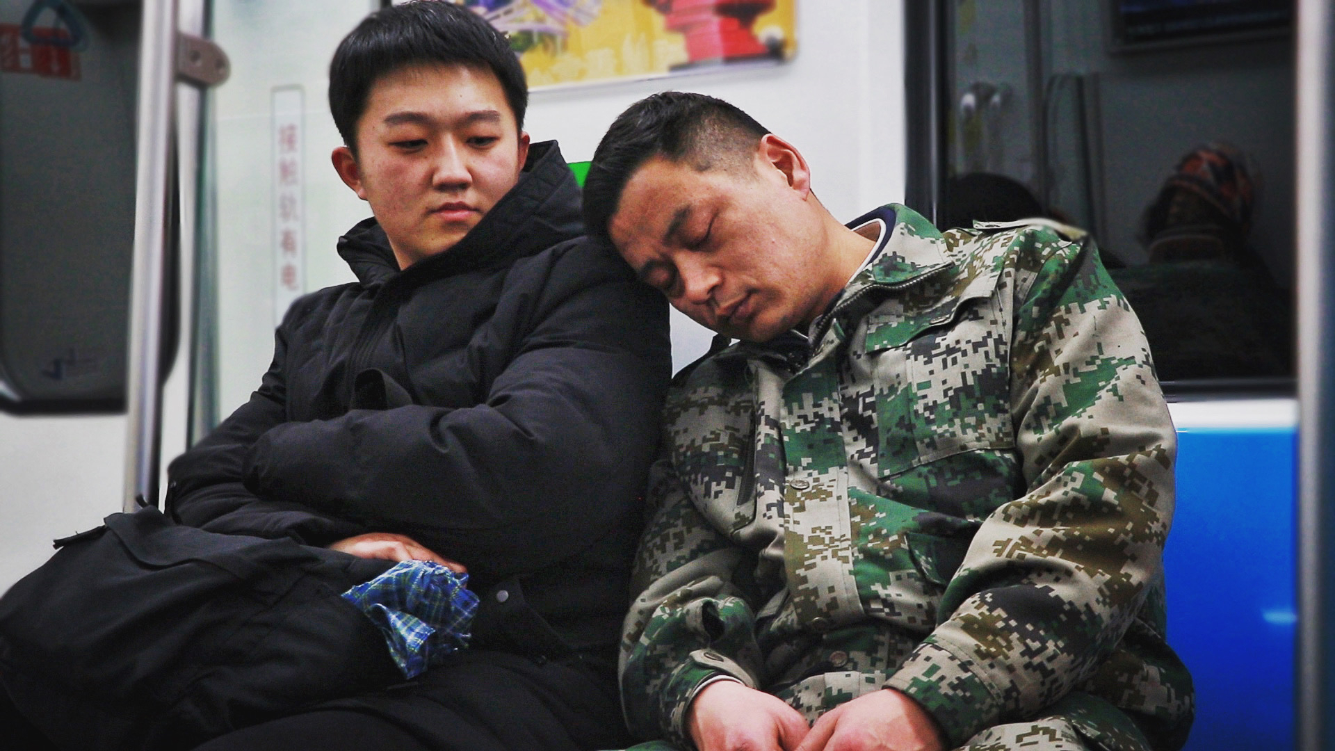 当农民工地铁上靠着陌生人睡着,有人一动不动,担心吵醒他!